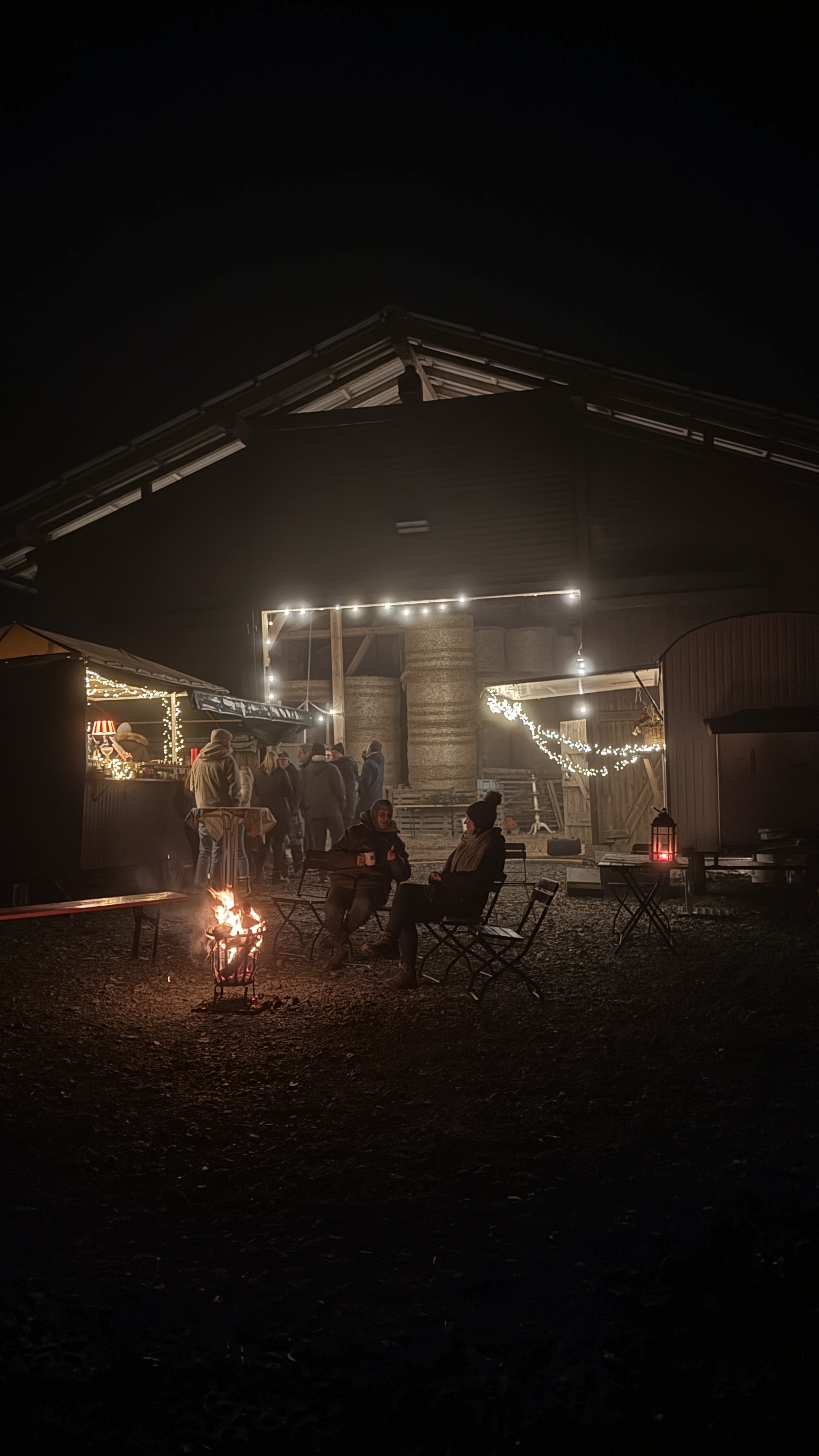 Lagerfeuer beim Adventsmarkt auf dem Hofgut Schanze