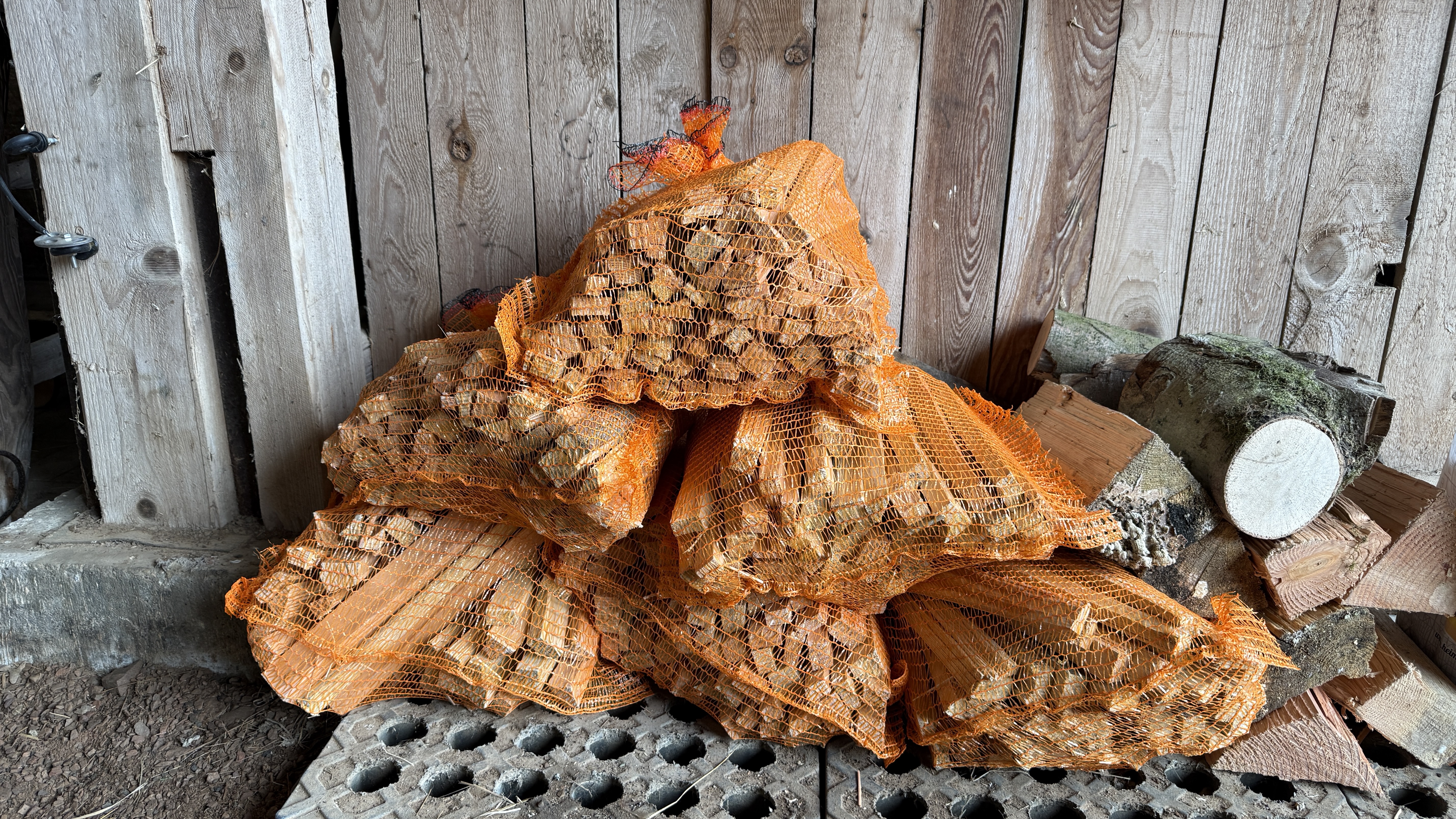 Anzündholz und Brennholzprodukte aus dem Hofladen