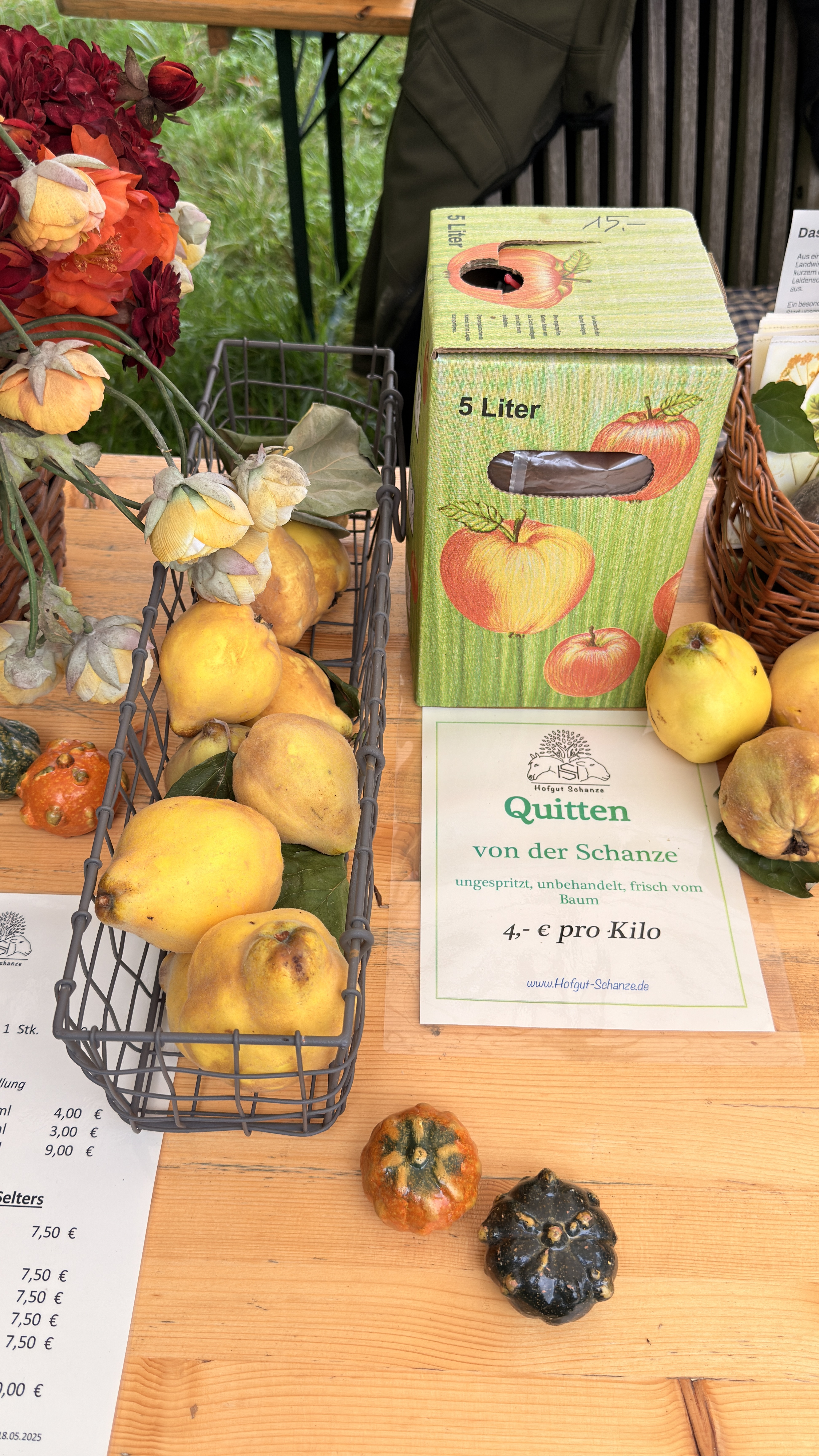Quitten und Herbstfrüchte aus dem Hofladen