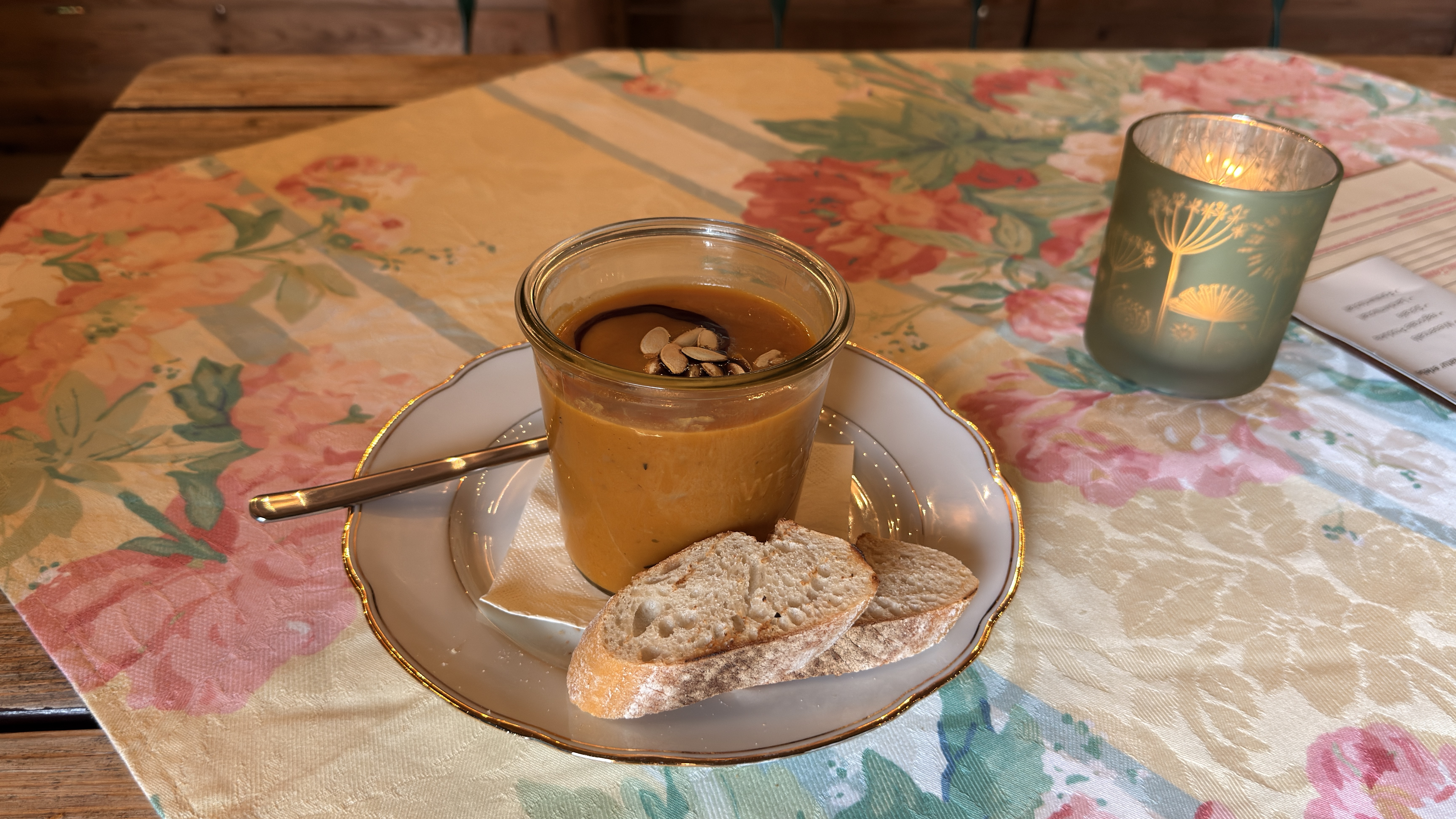 Suppenteller mit Kerze im Wiesencafé Herbst